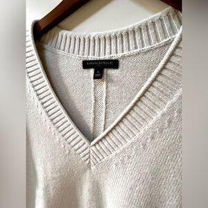 Banana Republic Ivory V-Neck Sweater. NWOT